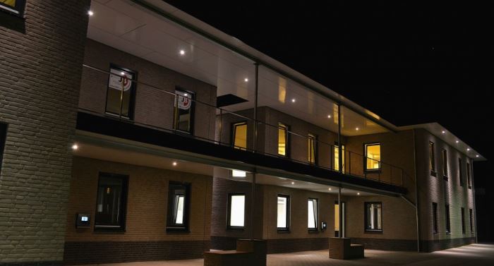 Bedrijfsverzamelgebouw met led uplights verlicht