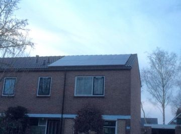 Zonnepanelen geplaatst op schuun dak in valthermond