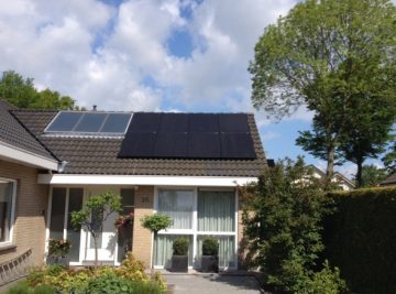 Zonnepanelen geplaatst op schuun dak in sleen